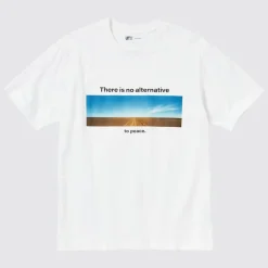 T-Shirts & Oberteile*UNIQLO Peace For All Bedrucktes T-Shirt (Wim Wenders) Weis
